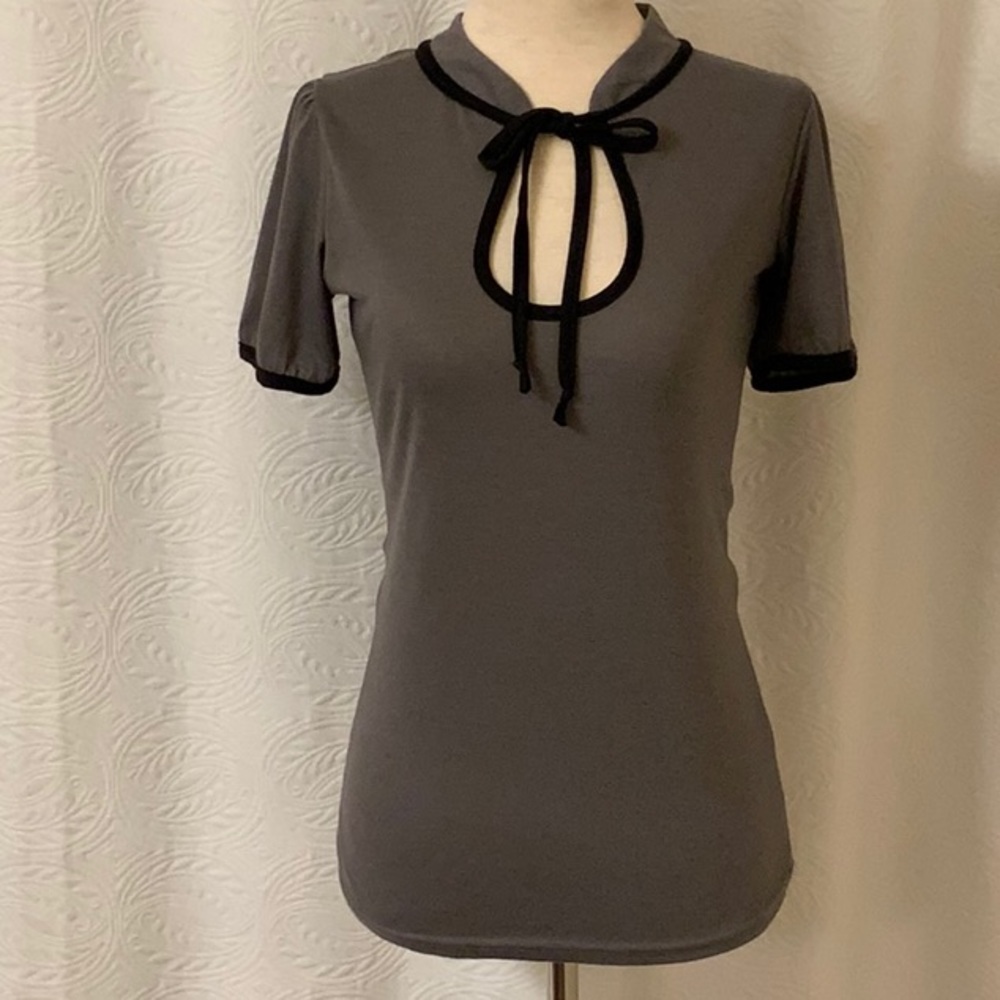 NWOT Rock Steady Retro Grey Top Keyhole Front Sm